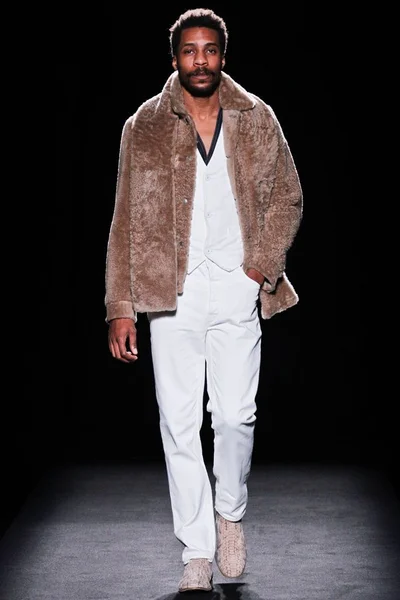 Look 16